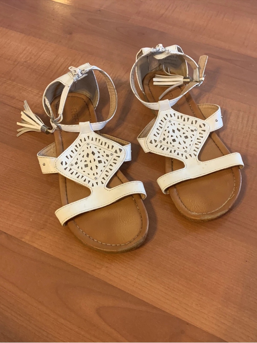 report size 4 girls white sandals